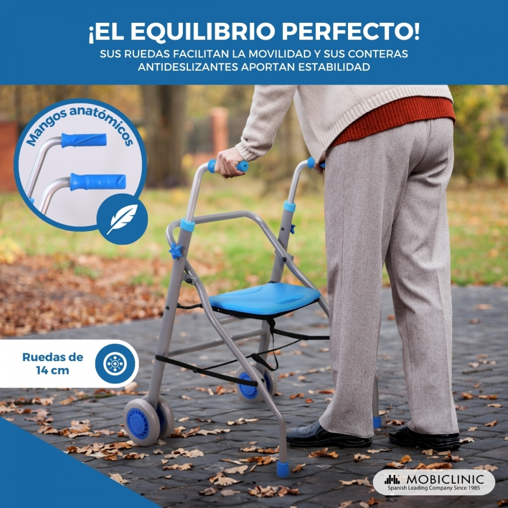 Una persona mayor usa un andador con asiento y empuñaduras azules al aire libre.