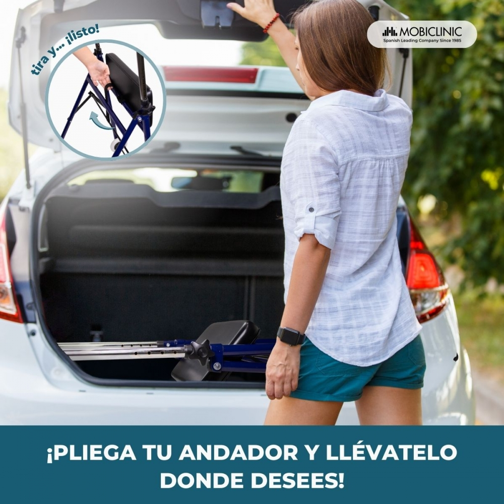Una mujer carga un andador azul en el maletero de un coche blanco.