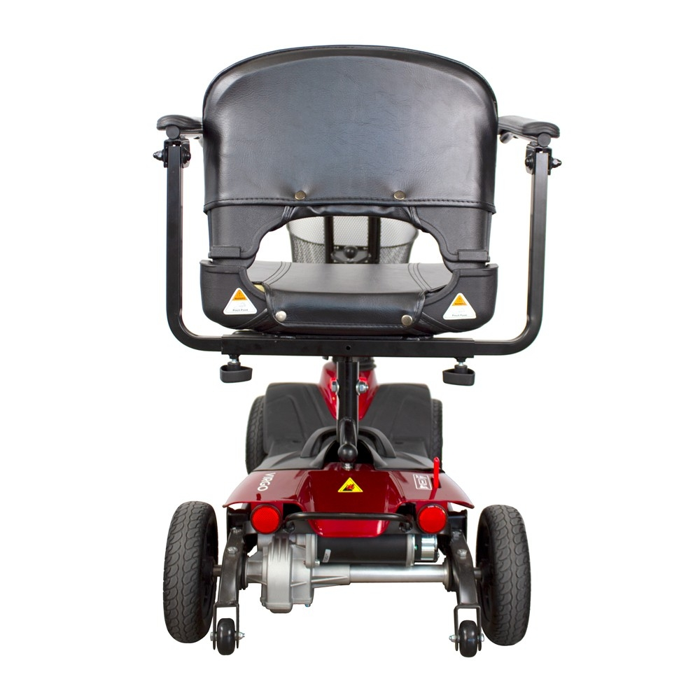 Vista trasera de scooter de movilidad rojo con asiento y ruedas negras.