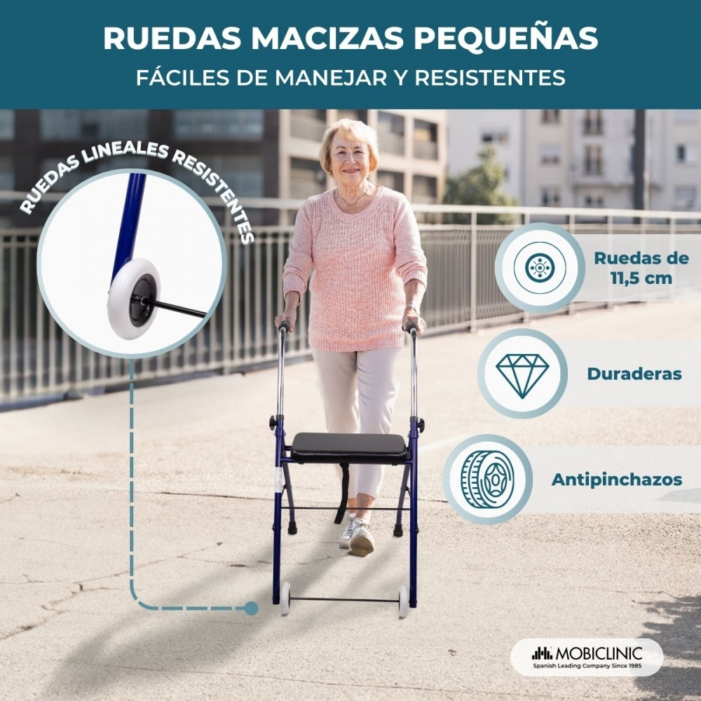 Una mujer mayor camina con un andador azul con asiento.