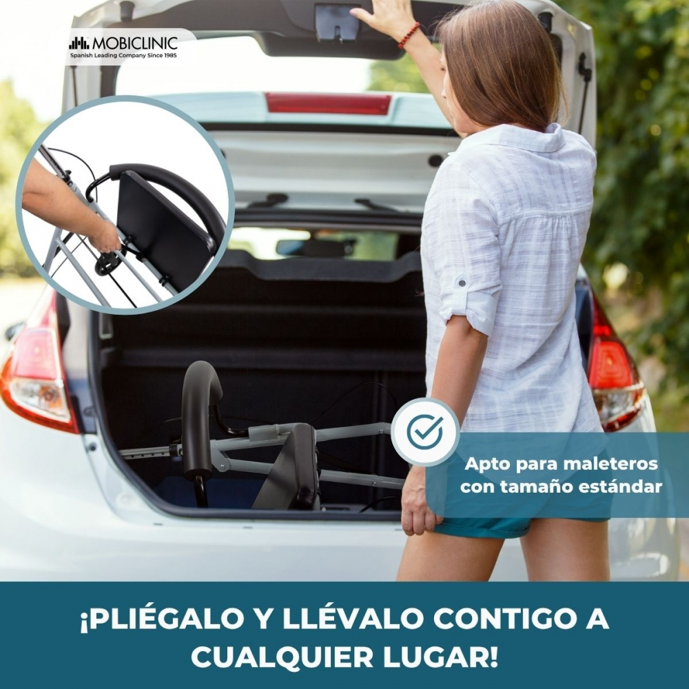 Una mujer pone un andador en el maletero de un coche.