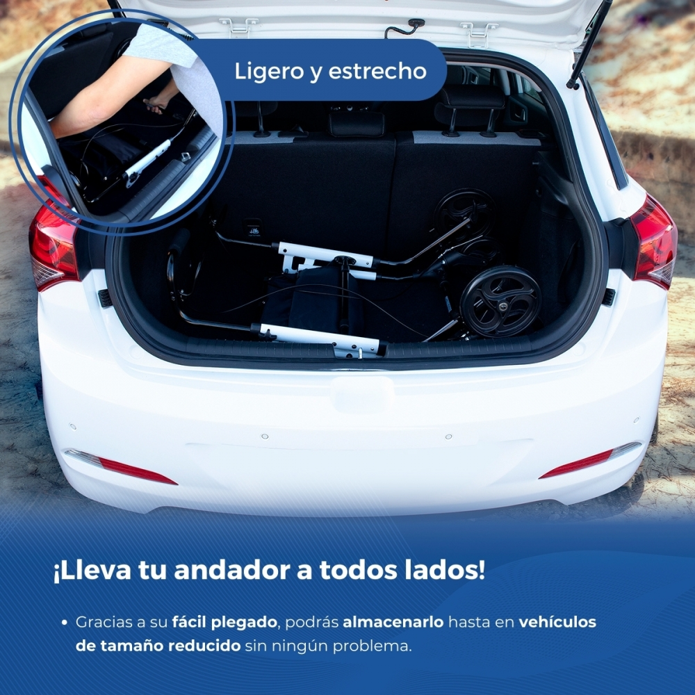 Un andador plegado se carga en el maletero de un coche blanco.