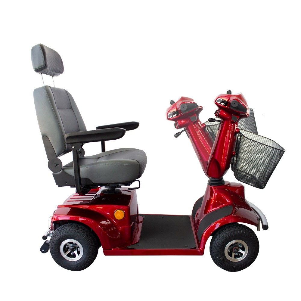 Un scooter de movilidad rojo con asiento gris y reposacabezas, con dos cestas delante.