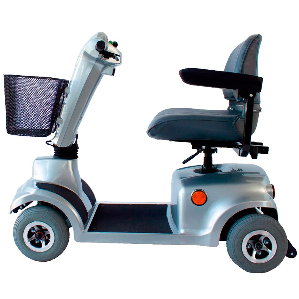 Scooter de movilidad plateado con asiento, cesta y ruedas negras.