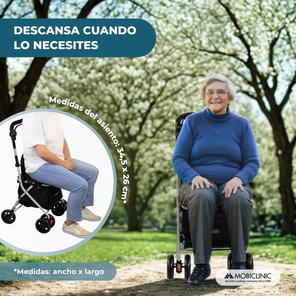 Mujer mayor sentada en un andador al aire libre. Se muestran las medidas.