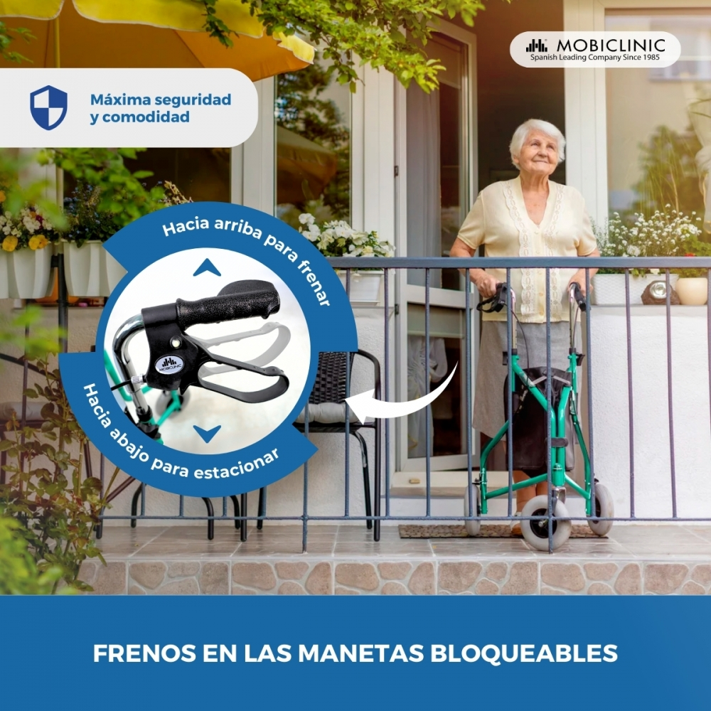 Una anciana usa un andador verde en un patio. Se destacan los frenos.