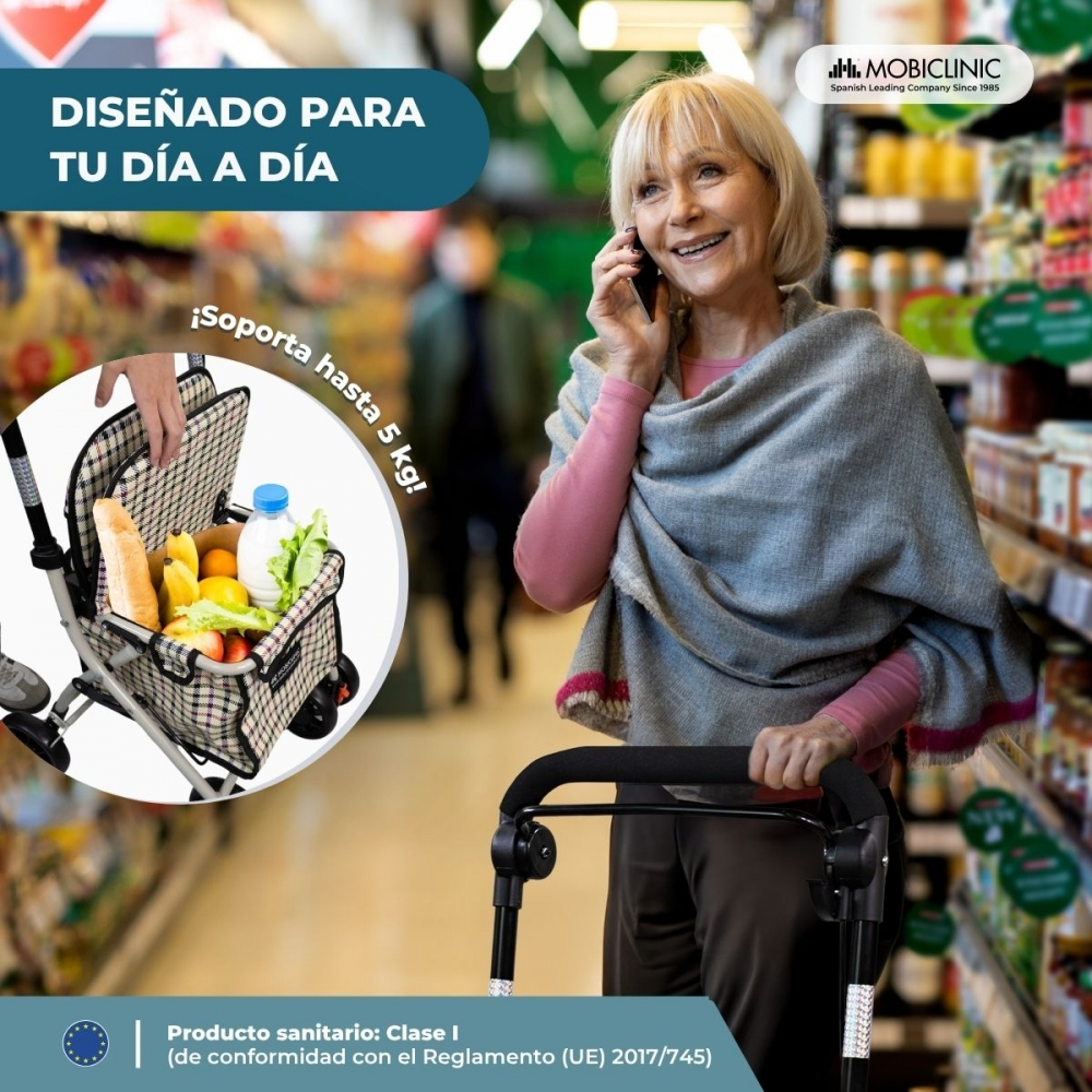 Una anciana con andador habla por teléfono en una tienda. Comestibles en un carrito.