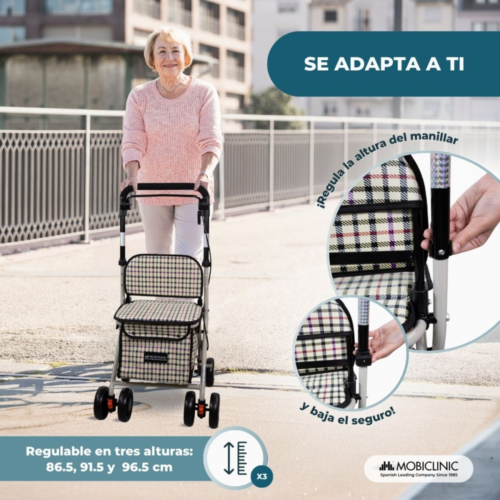 Una mujer mayor sonríe empujando un andador a cuadros con asiento y bolsa.