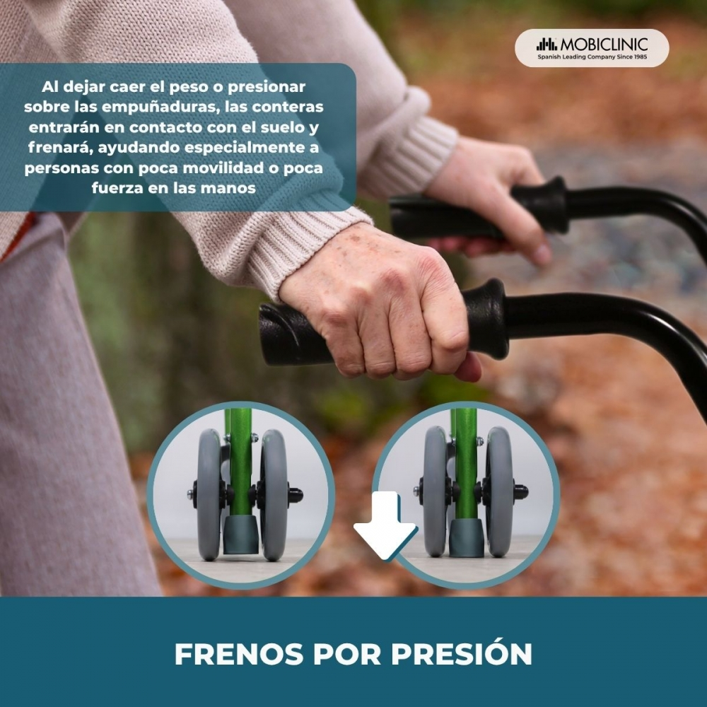 Manos en un andador con frenos activados por presión.