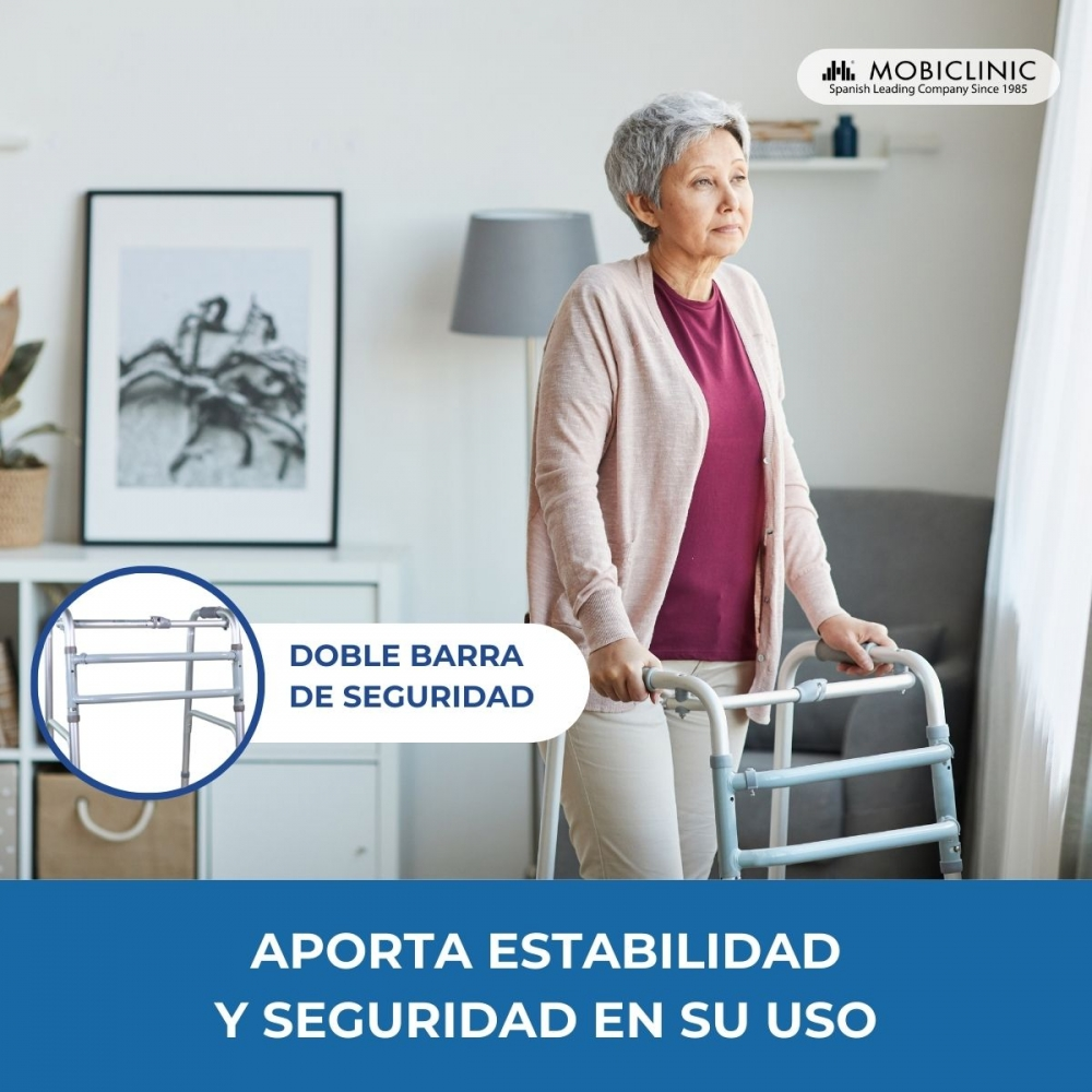 Una mujer mayor usando un andador en una sala de estar.