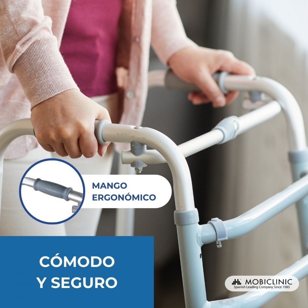 Persona sujetando un andador ligero con empuñaduras ergonómicas.