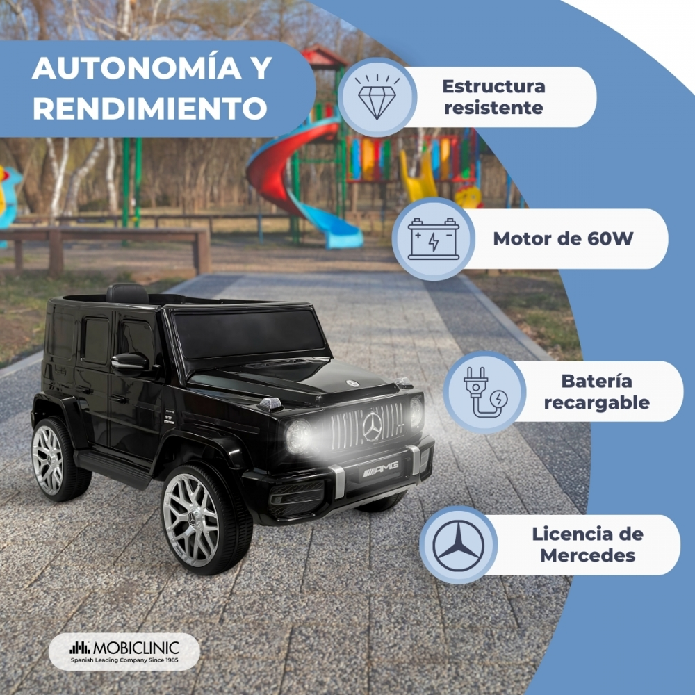 Coche negro infantil con licencia Mercedes, con parque infantil detrás.