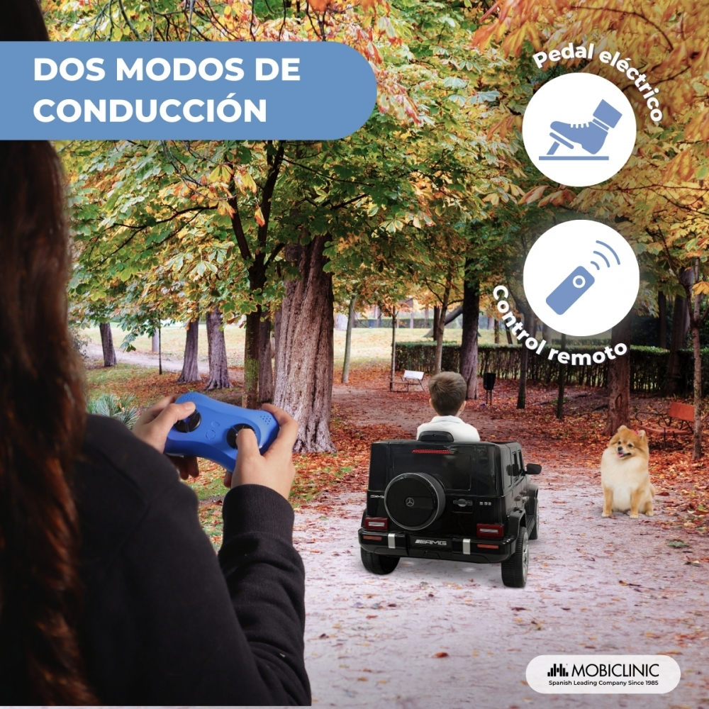 Un niño conduce un coche de juguete, controlado por una persona con mando.