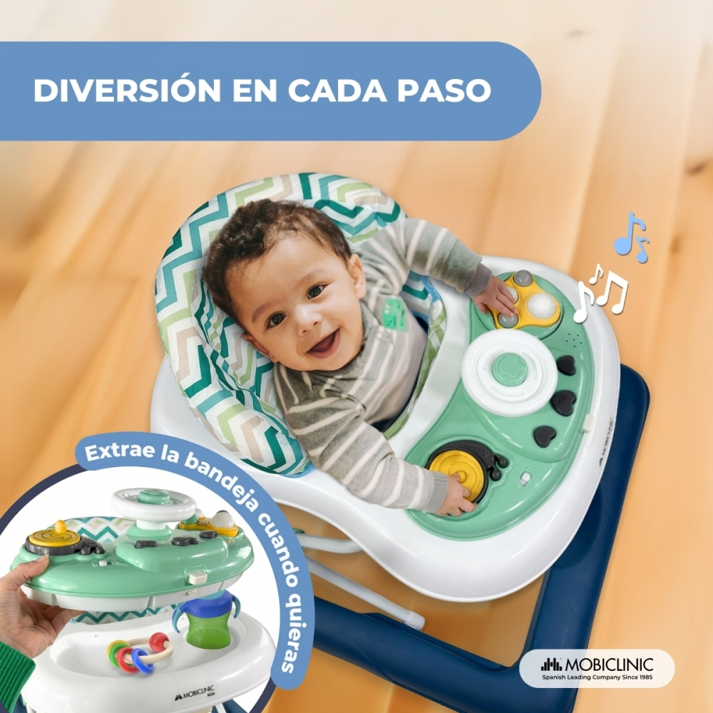 Un bebé se sienta en un andador de bebé colorido con juguetes.