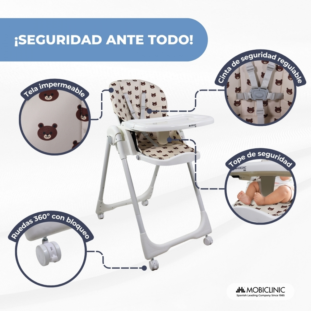 Una trona blanca con estampado de ositos, cinturón ajustable y ruedas.