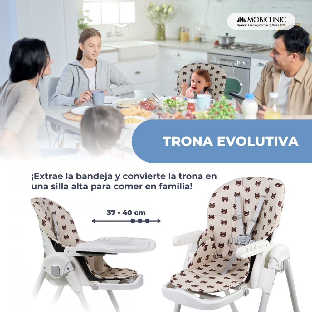 Familia comiendo en mesa, bebé en trona. Se muestran dos tronas.