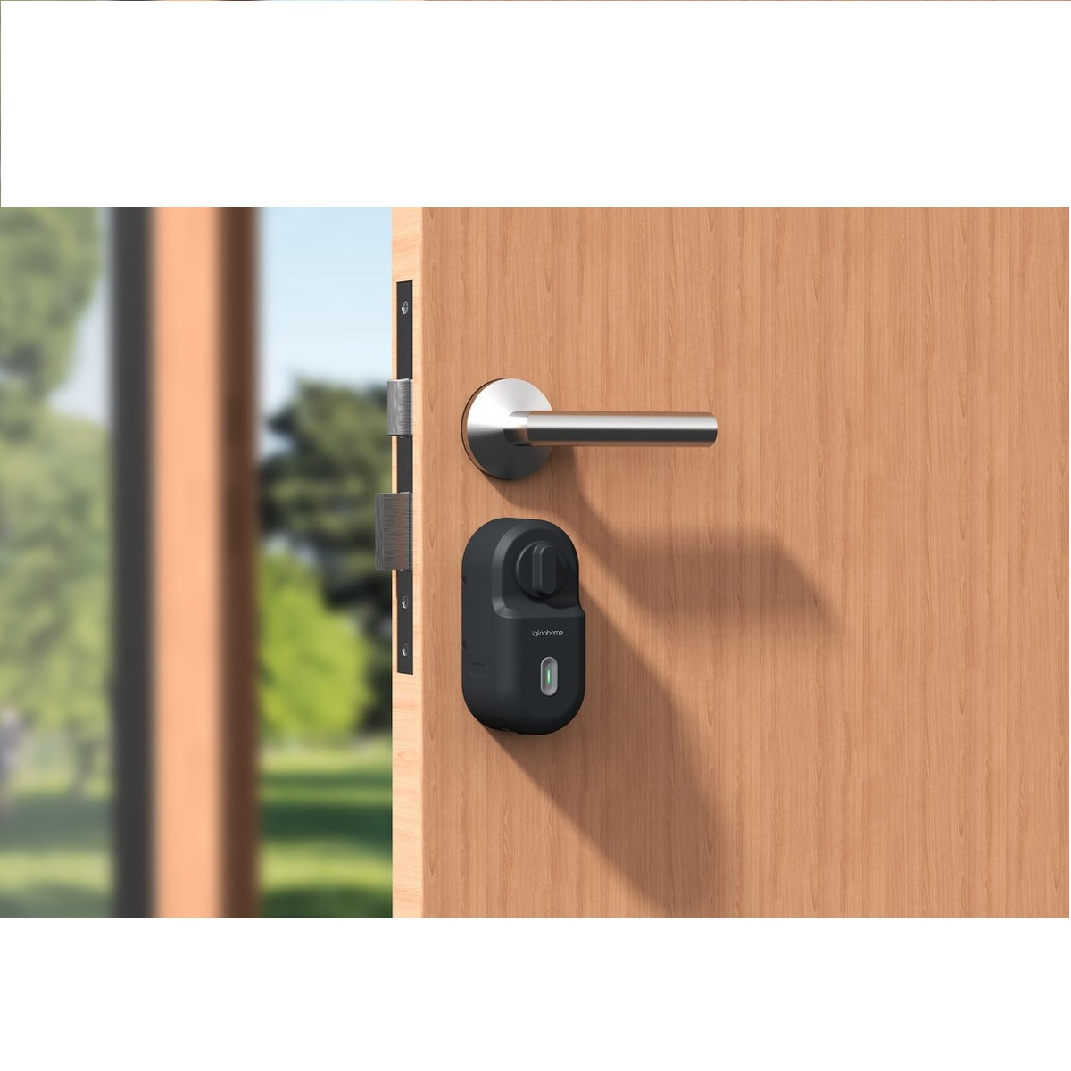 Una cerradura inteligente negra en una puerta de madera con pomo plateado.