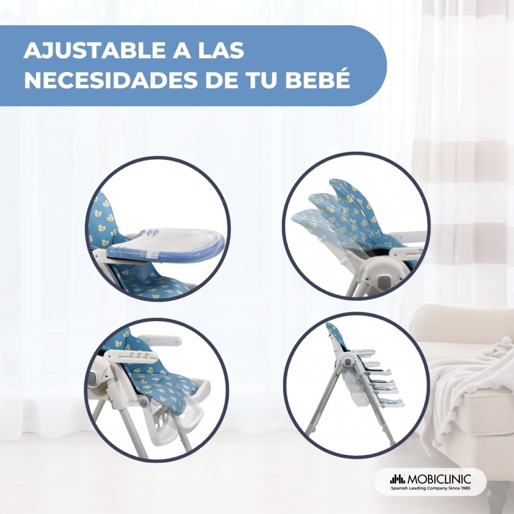 Una trona con tapicería azul de patitos y bandeja ajustable.