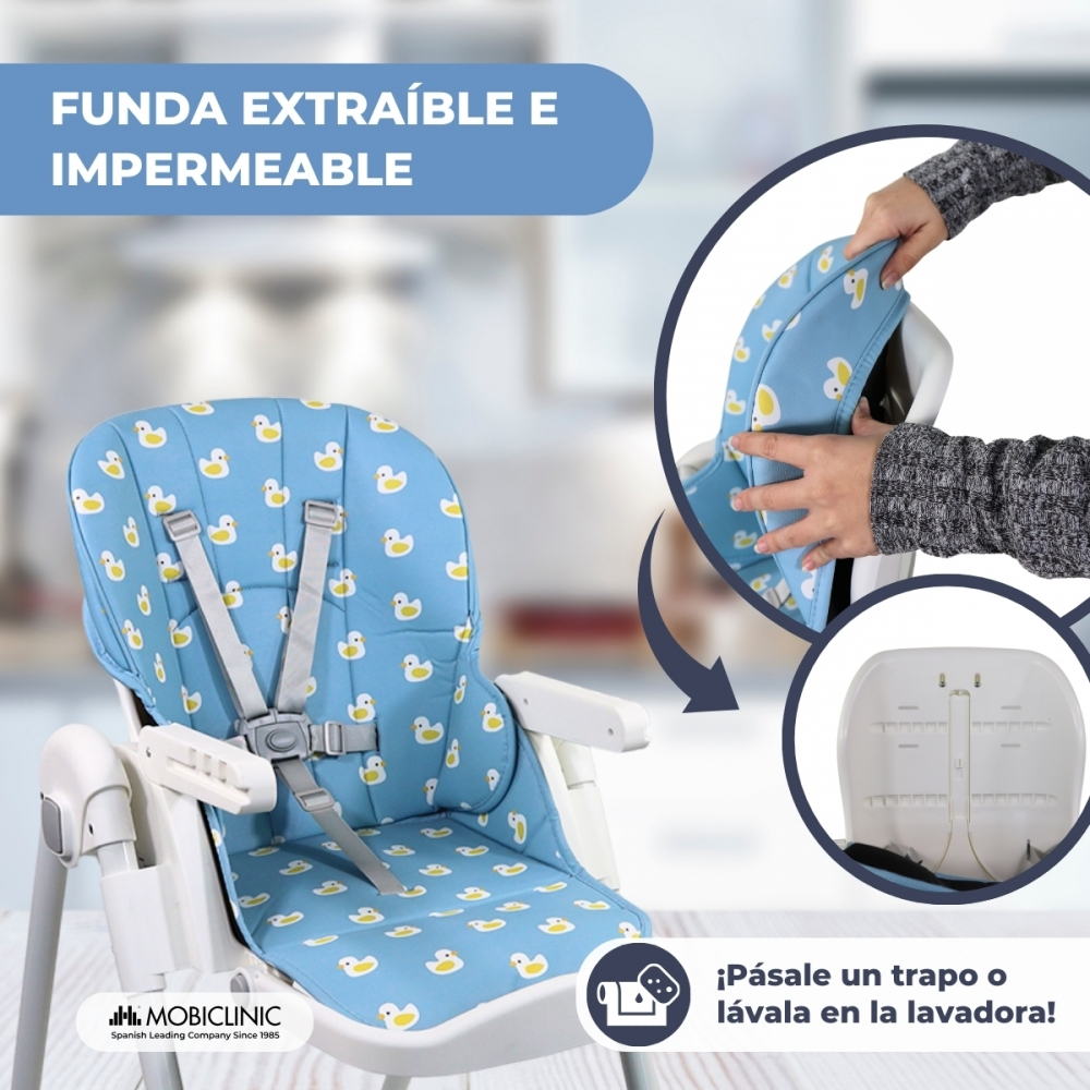 Se muestra una funda de trona azul con estampado de patos.