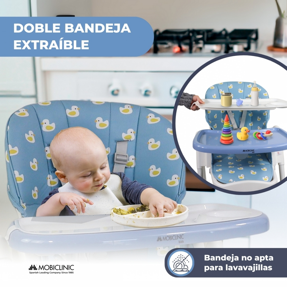 Un bebé come en una trona con estampado de patos. Un inserto muestra juguetes.