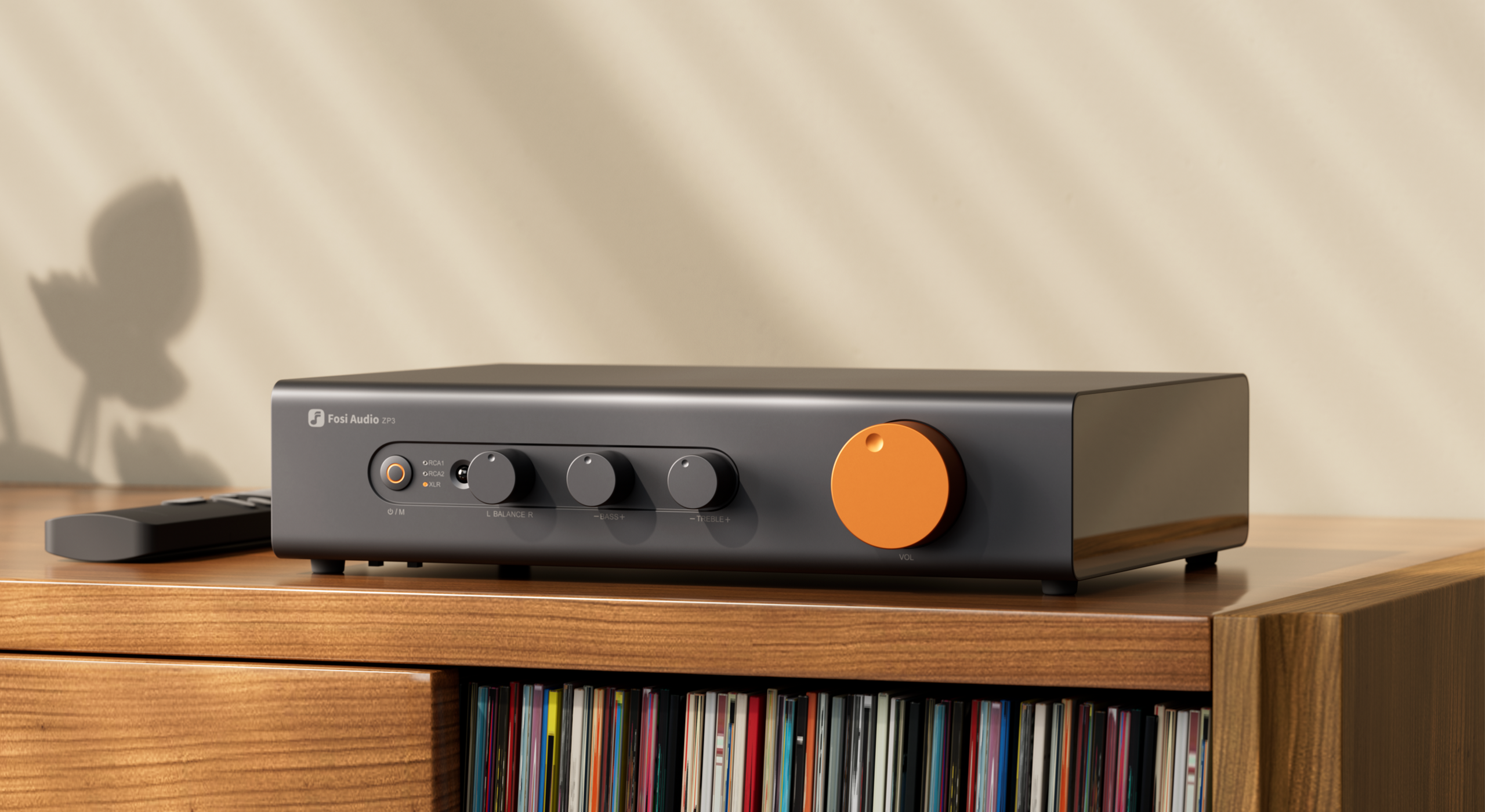 Un amplificador Fosi Audio ZP3 con perillas y un dial de volumen naranja.
