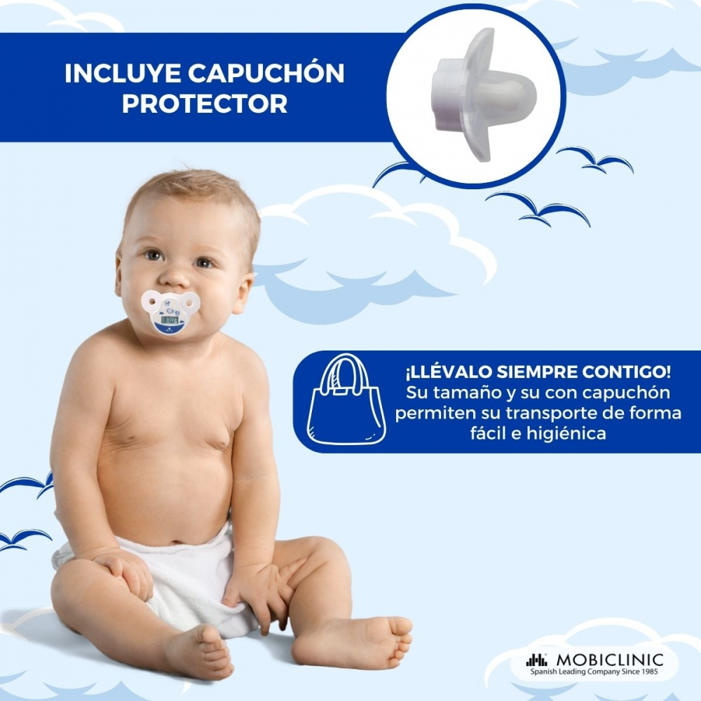 Un bebé sentado con chupete y capuchón protector. Nubes azules de fondo.