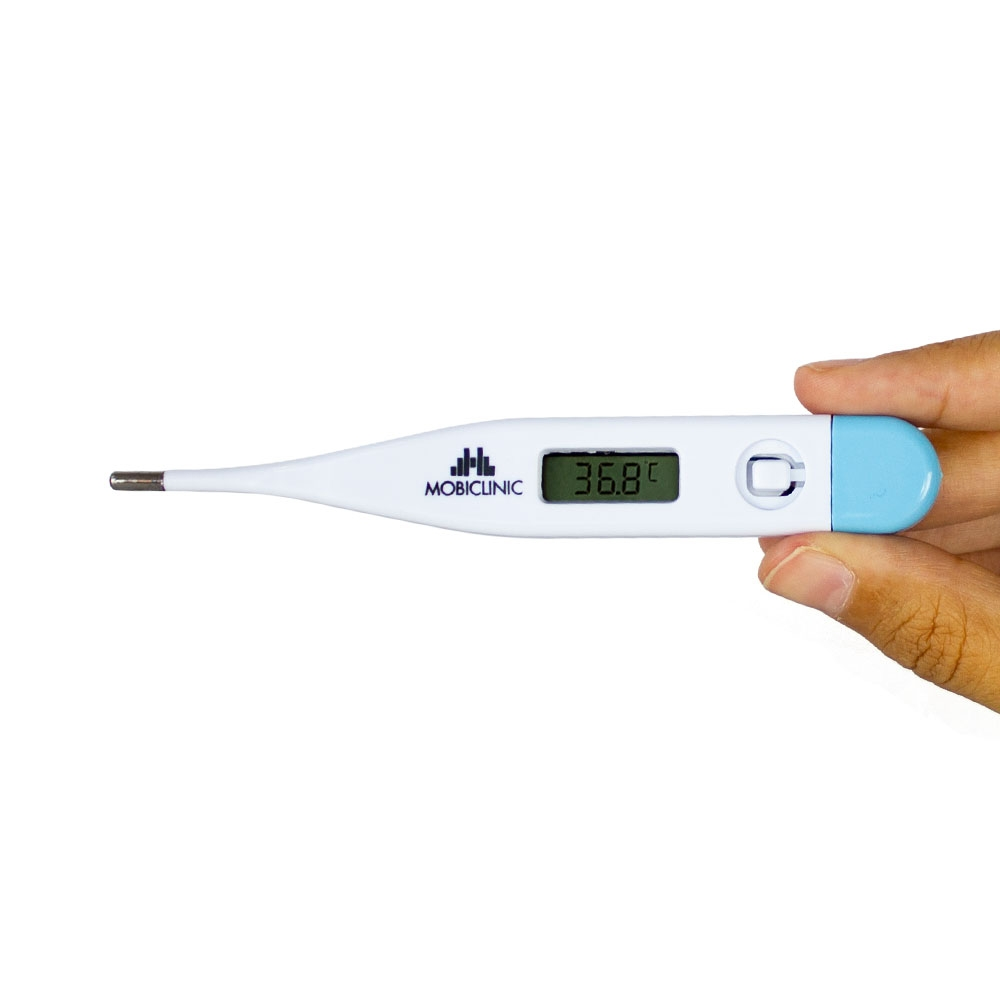 Una mano sostiene un termómetro digital blanco con tapa azul. Muestra 36.8C.
