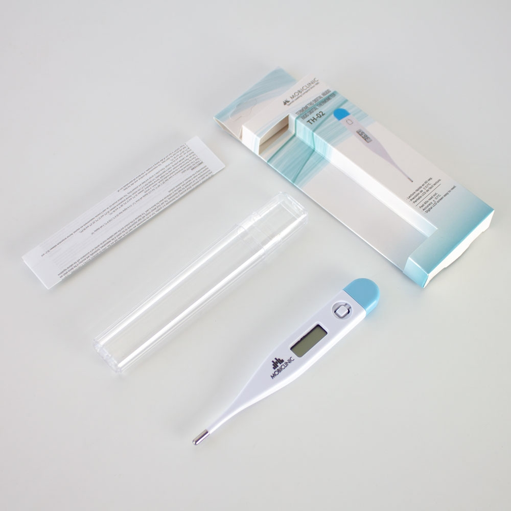 Un termómetro digital blanco con acento azul yace junto a una funda transparente y embalaje.