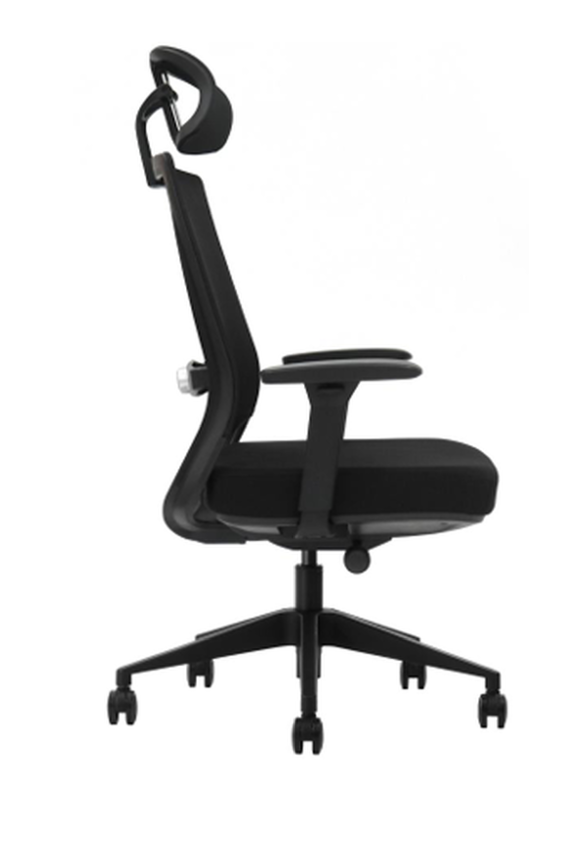 Czarny fotel biurowy z zagłówkiem, podłokietnikami i kółkami.