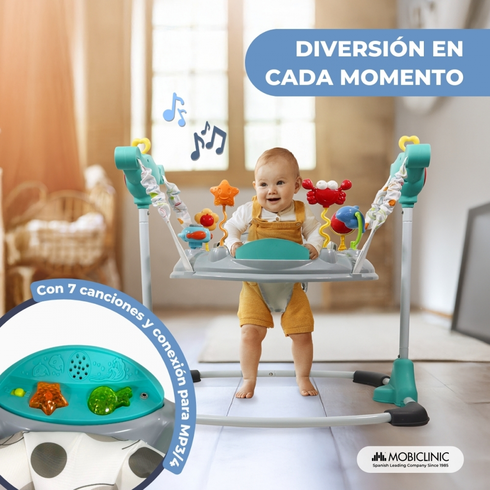 Un bebé sonríe en un saltador. Tiene juguetes coloridos.