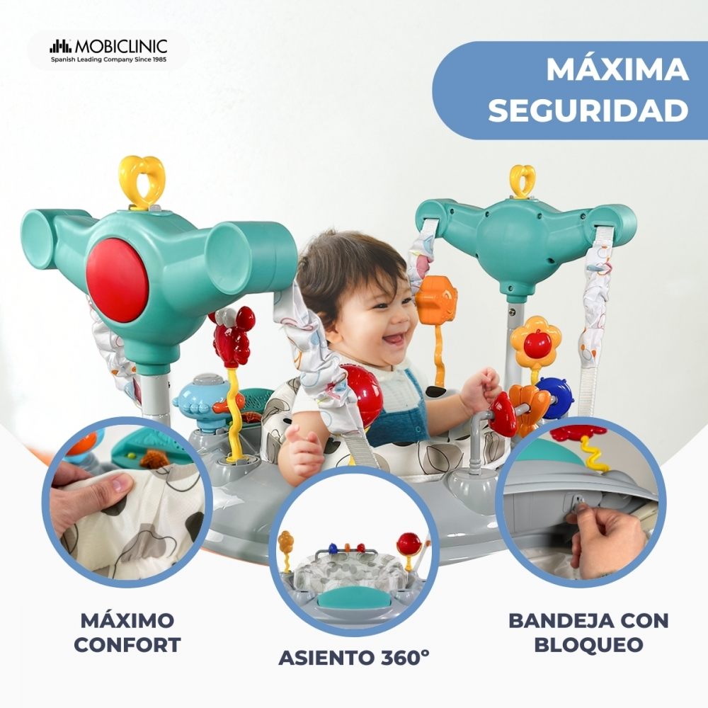 Un bebé ríe en un centro de juegos con juguetes coloridos y vistas de confort y seguridad.