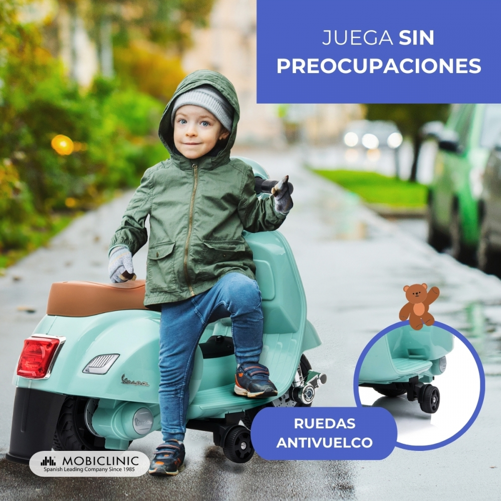 Niño con chaqueta verde monta scooter de juguete en pavimento mojado. Texto: Juega sin preocupaciones.