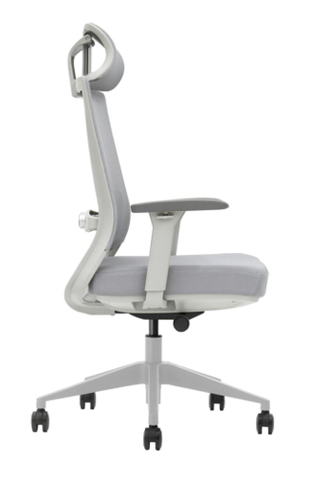 Szare krzesło biurowe z siatkowanym oparciem, regulowanym zagłówkiem i kółkami.