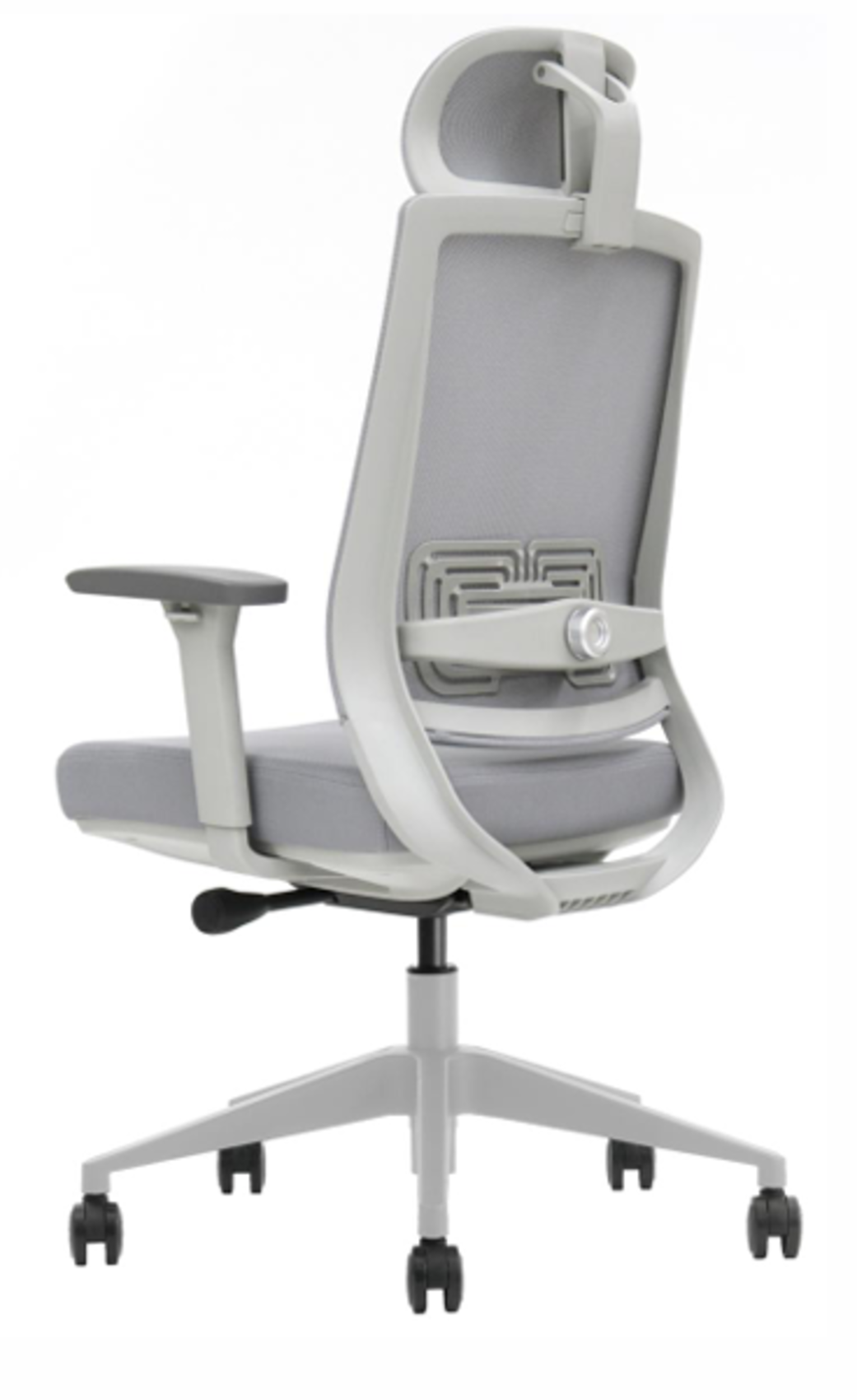 Szare krzesło biurowe z siatkowym oparciem i zagłówkiem, pokazane od tyłu.