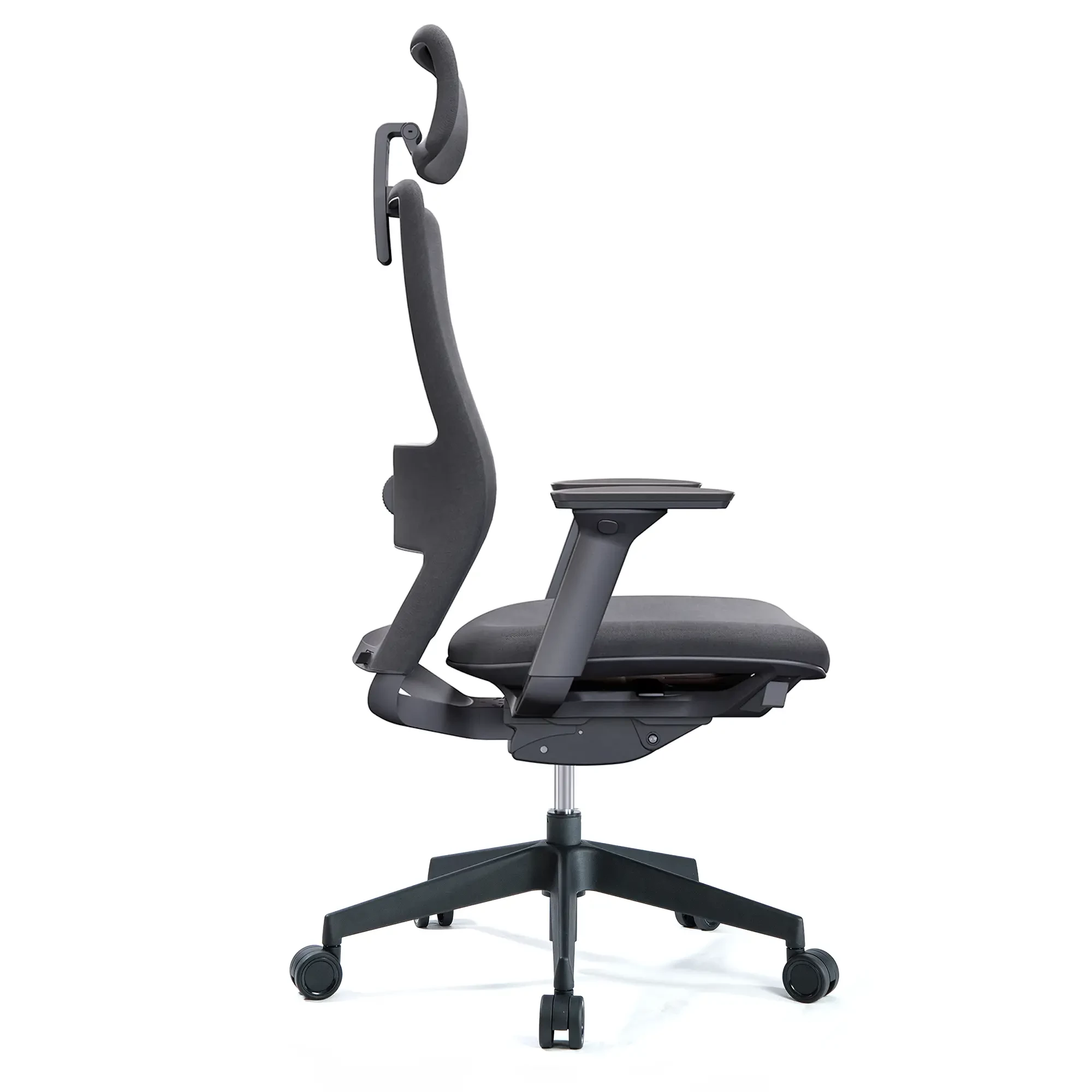 Czarny fotel biurowy z zagłówkiem i regulowanymi podłokietnikami na kółkach.