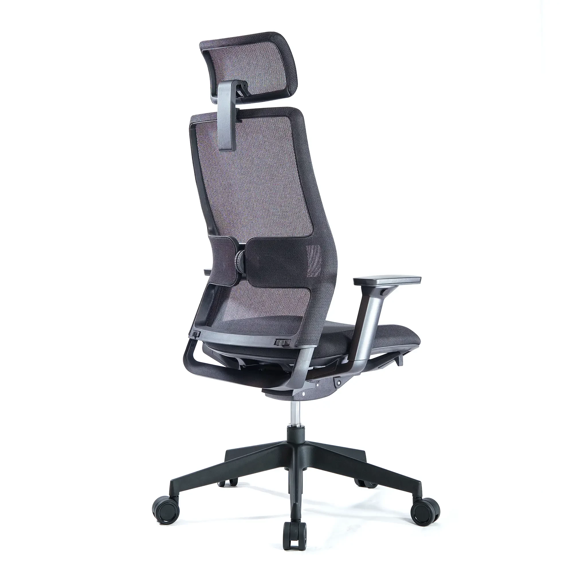 Czarny fotel biurowy z siatkowanym oparciem i zagłówkiem, widok od tyłu.