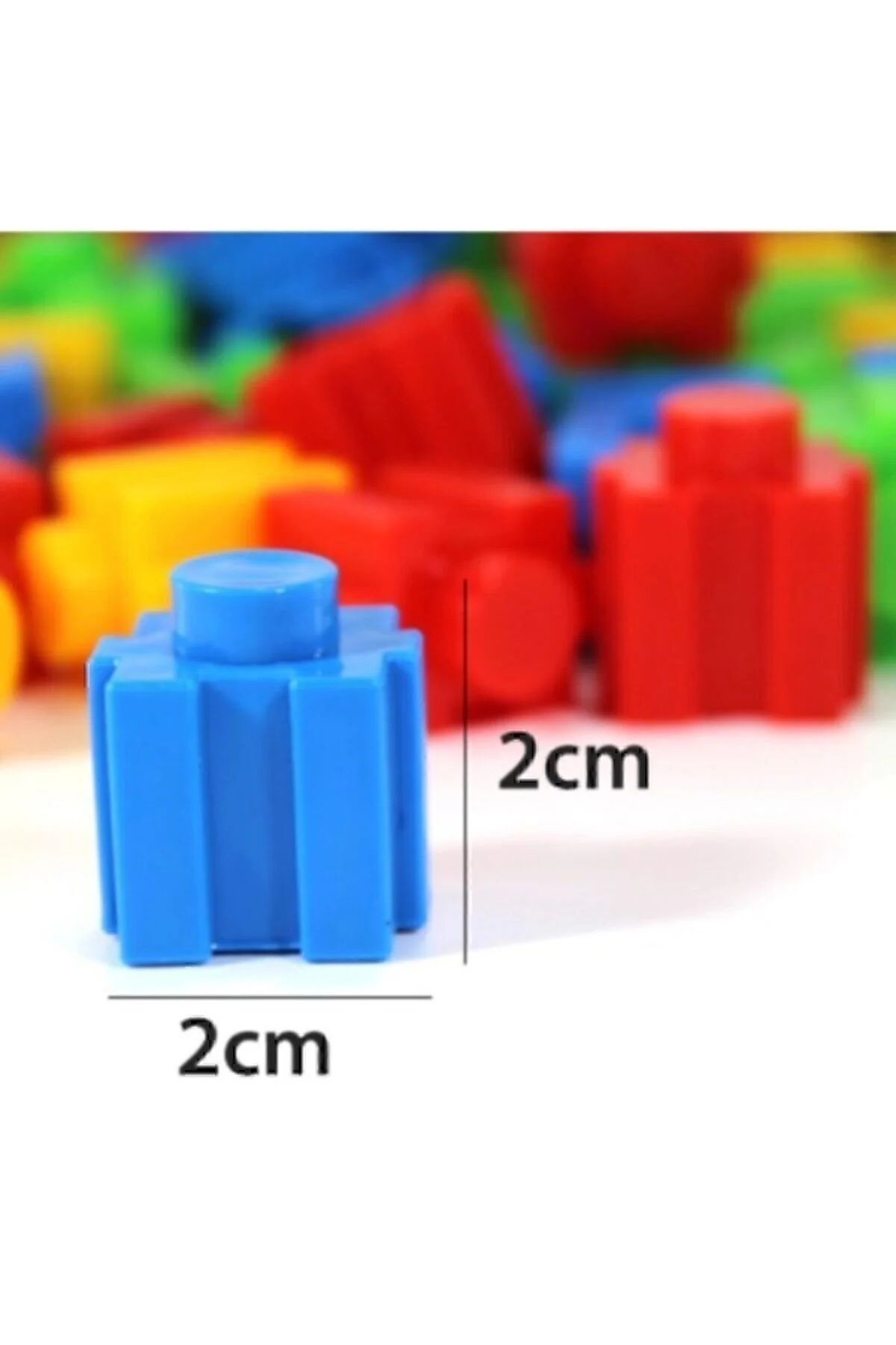 Kırmızı ve sarı bloklarla çevrili, 2 cm boyutunda mavi bir yapı taşı.