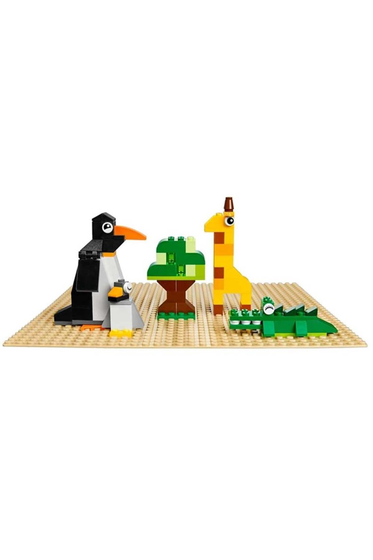 Lego hayvanları: penguenler, ağaç, zürafa ve timsah bej zemin üzerinde.