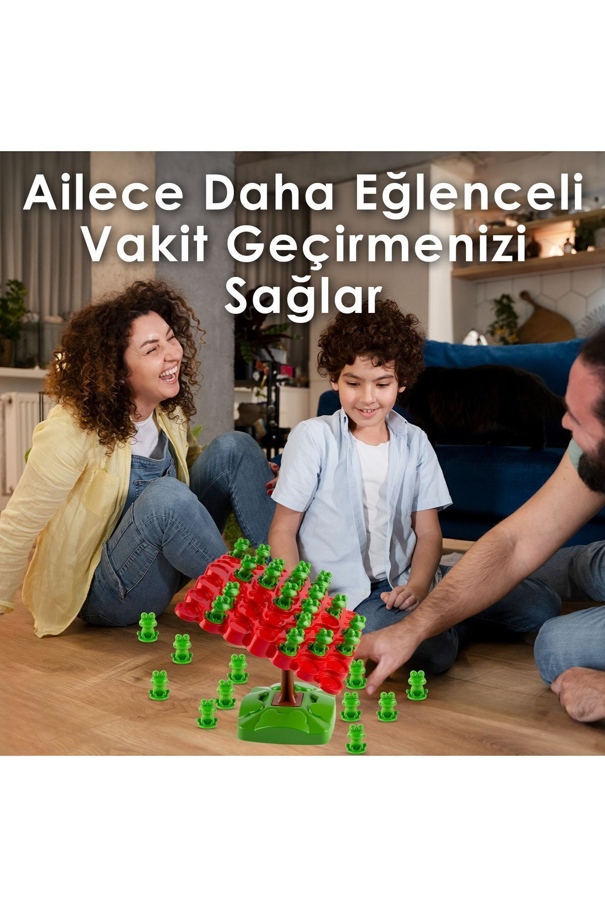 Aile kırmızı bir ağaç yapısında yeşil kurbağalarla oyun oynuyor.