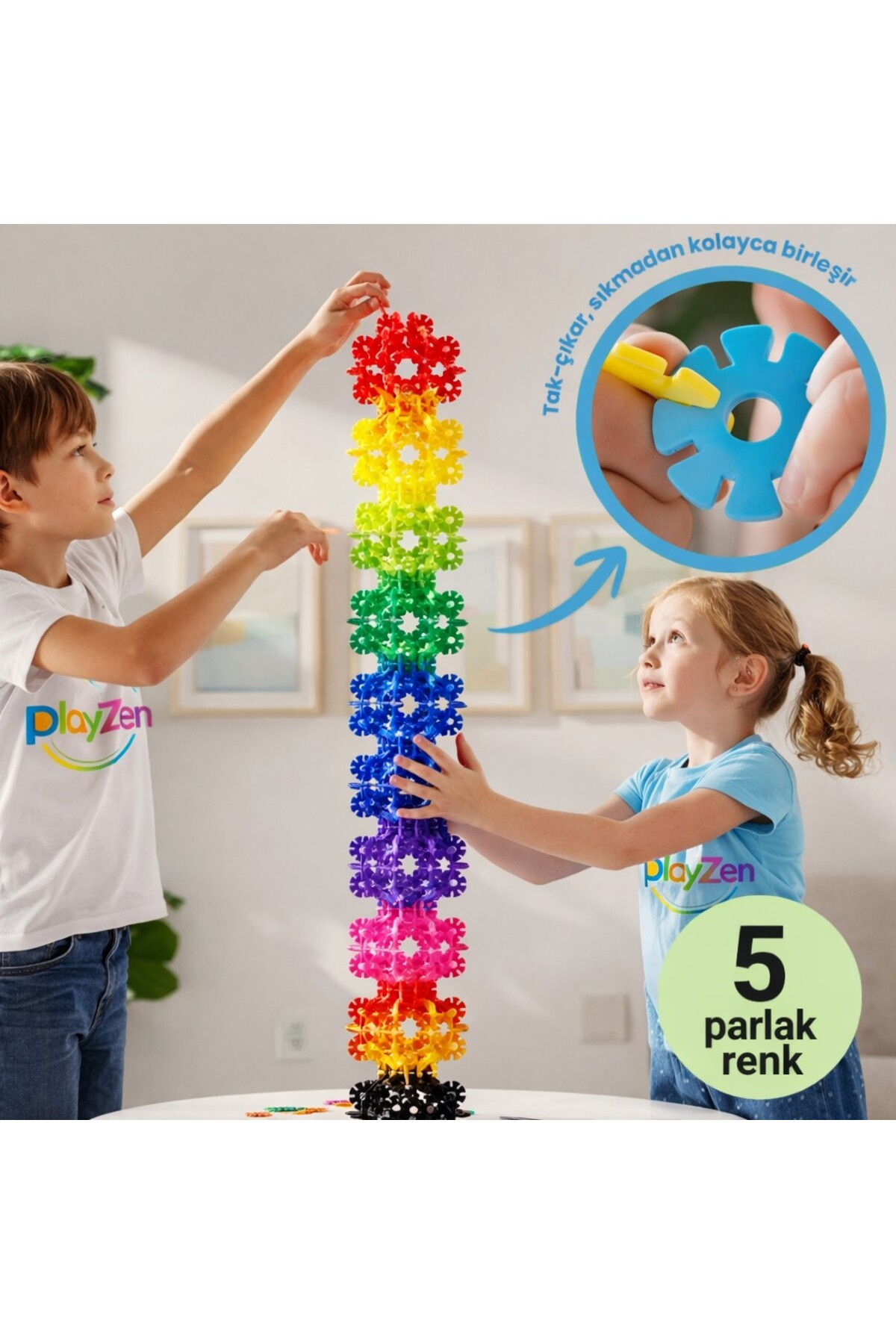 Çocuklar kar tanesi bloklarıyla renkli bir kule inşa ediyor.