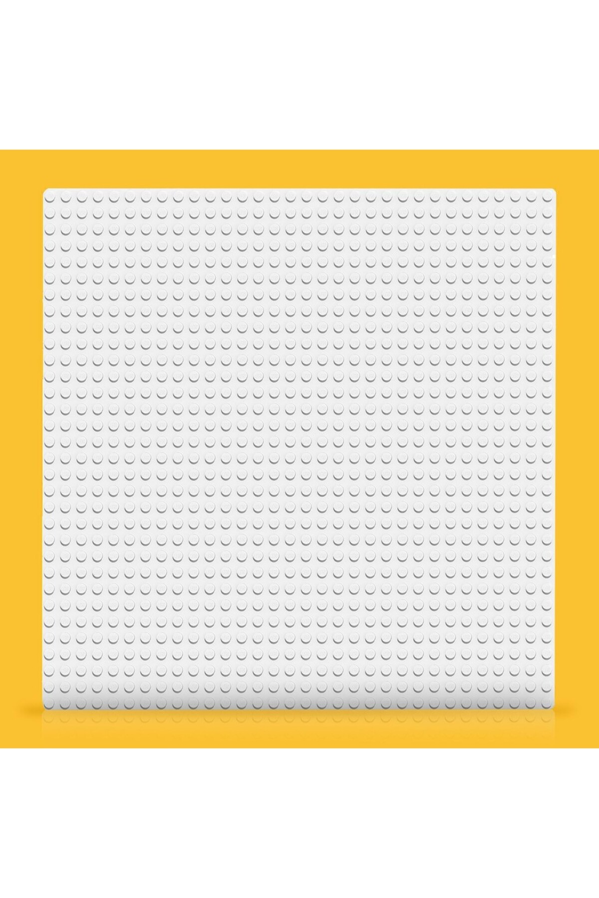 Sarı arka plan üzerinde çok sayıda çıkıntısı olan beyaz Lego taban plakası.