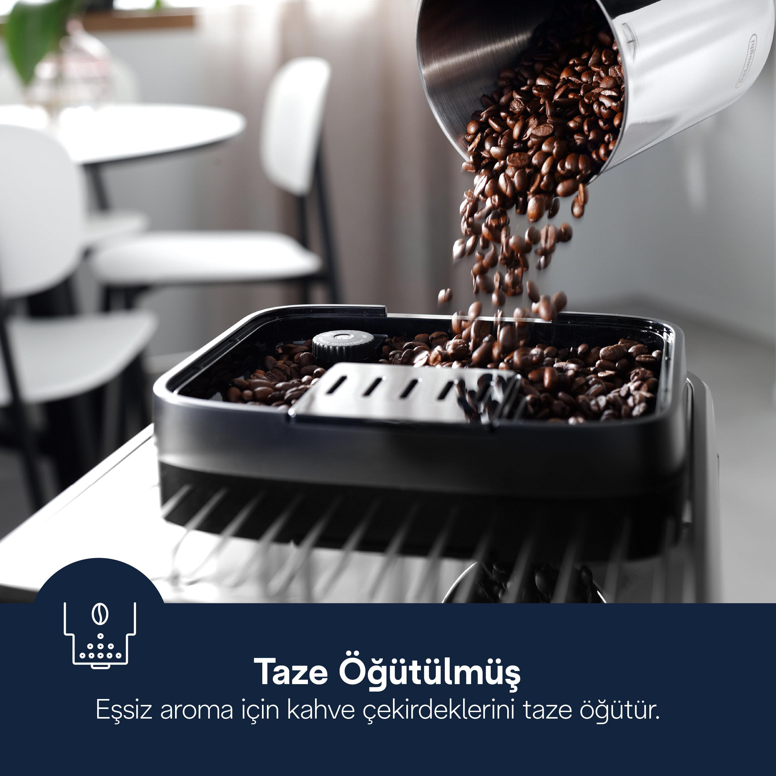 Los granos de café caen de un recipiente metálico a una cafetera.