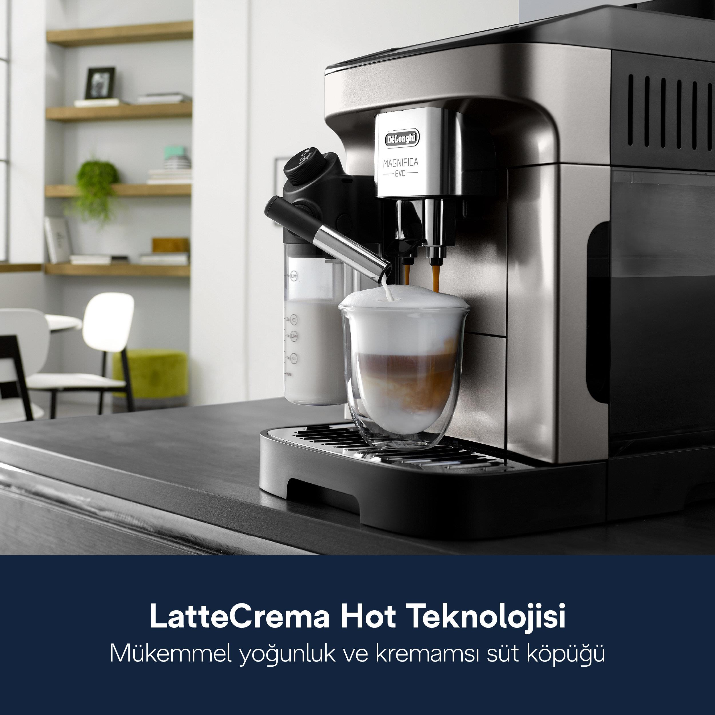 Una cafetera DeLonghi prepara un latte macchiato en un vaso.