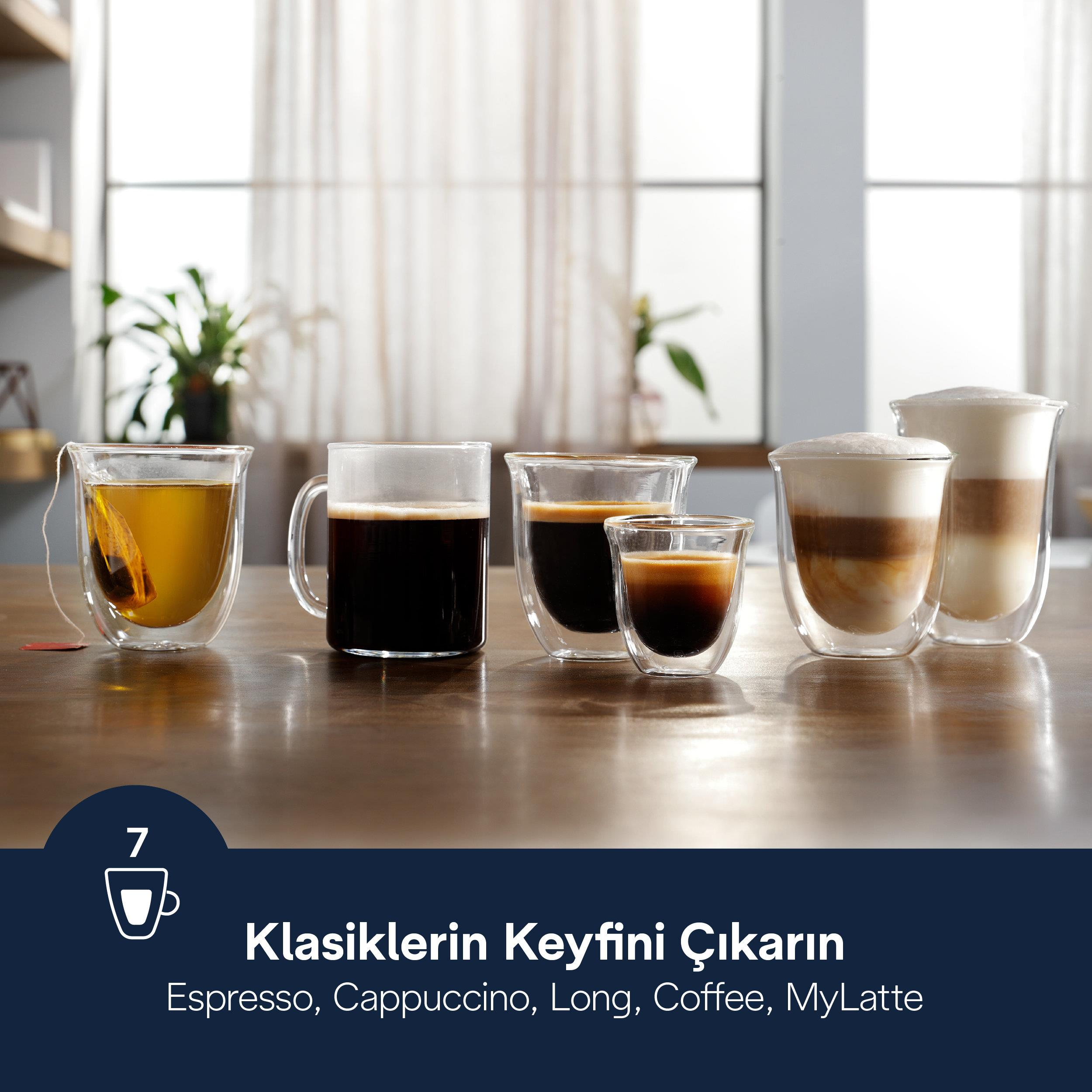 Cinco vasos con varias bebidas de café y té sobre una mesa de madera.