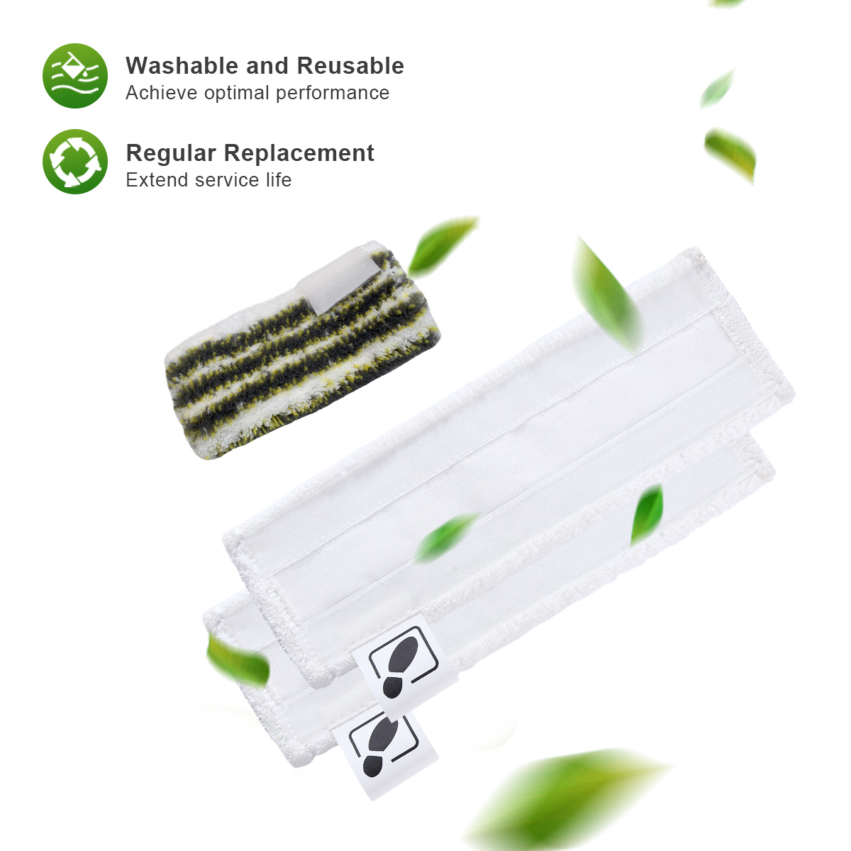 Dwa białe wkłady do mopa ze śladami stóp. Jeden brudny wkład leży powyżej.