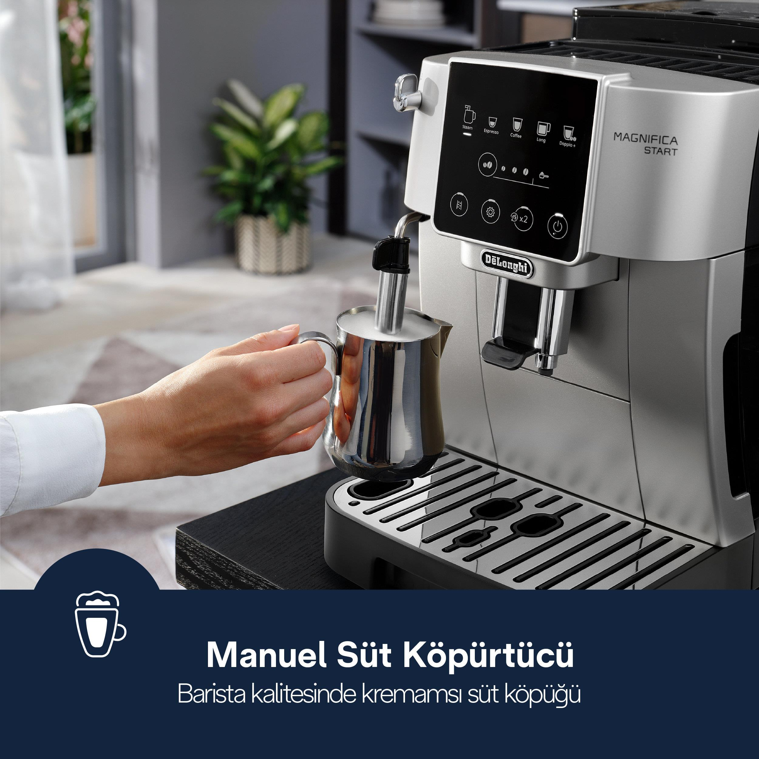 Bir el, kahve makinesiyle metal sürahi içinde süt köpürtüyor.