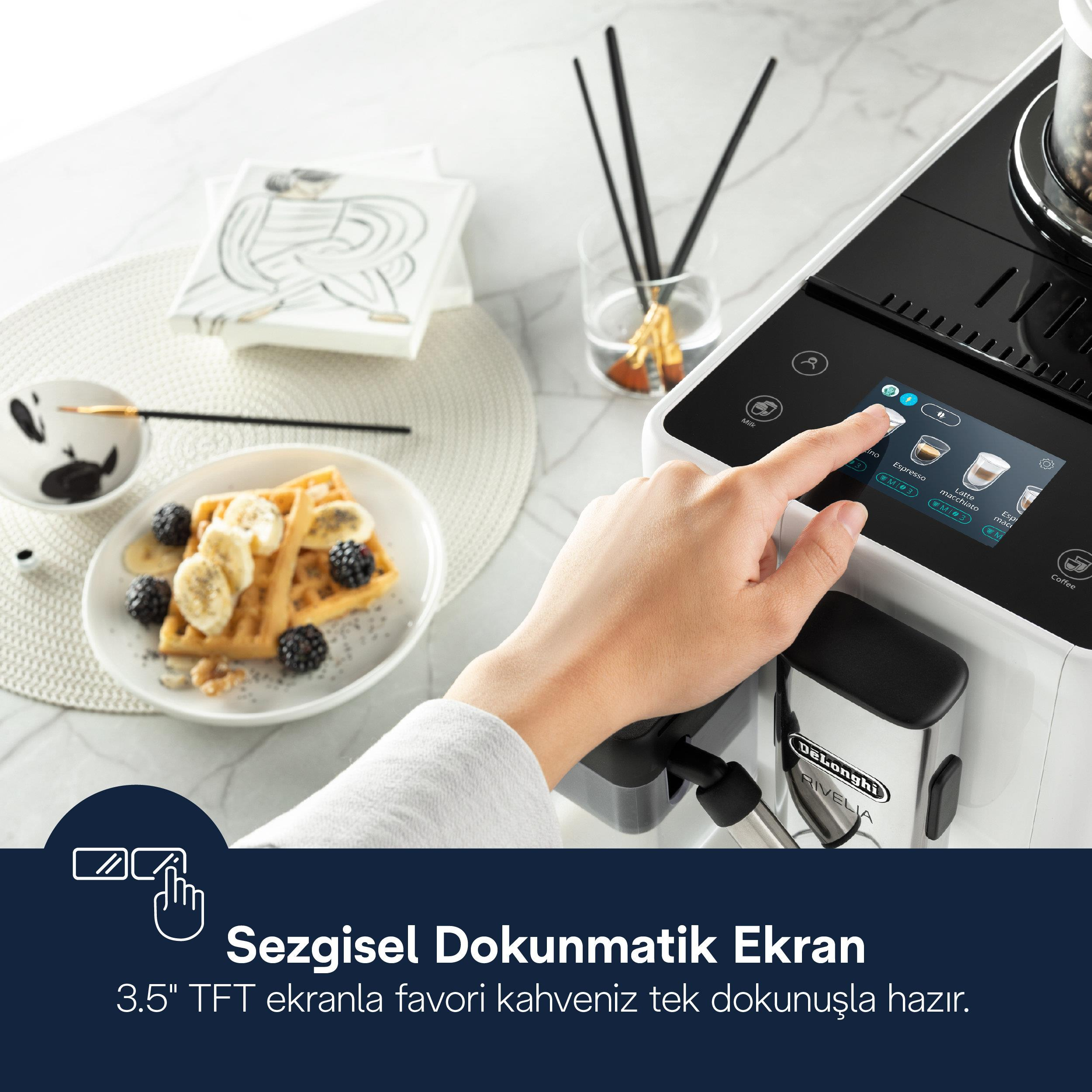 Ręka obsługuje ekran dotykowy ekspresu do kawy z opcjami napojów.