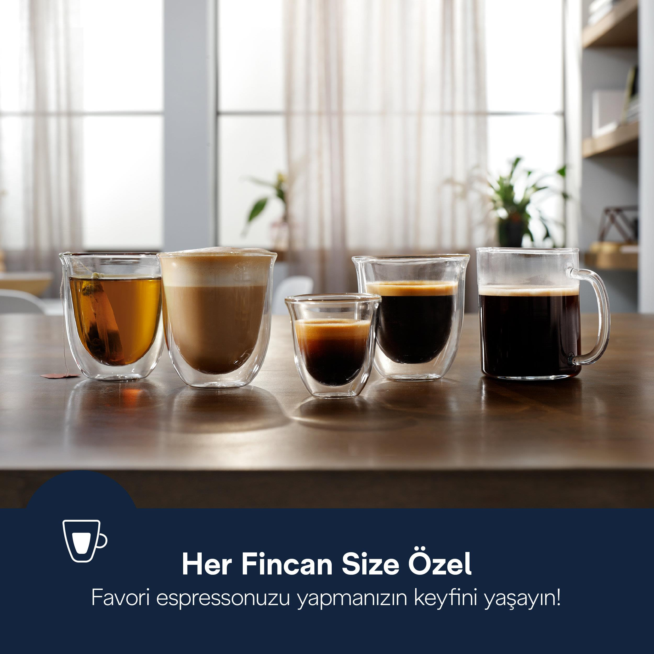 Cinque bicchieri di bevande al caffè e tè su un tavolo di legno.