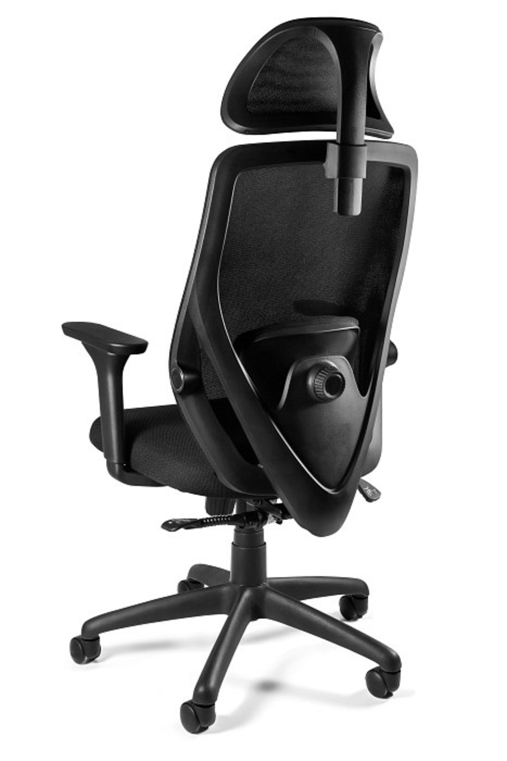 Czarny fotel biurowy z siatkowym oparciem, regulowanym zagłówkiem i kółkami.