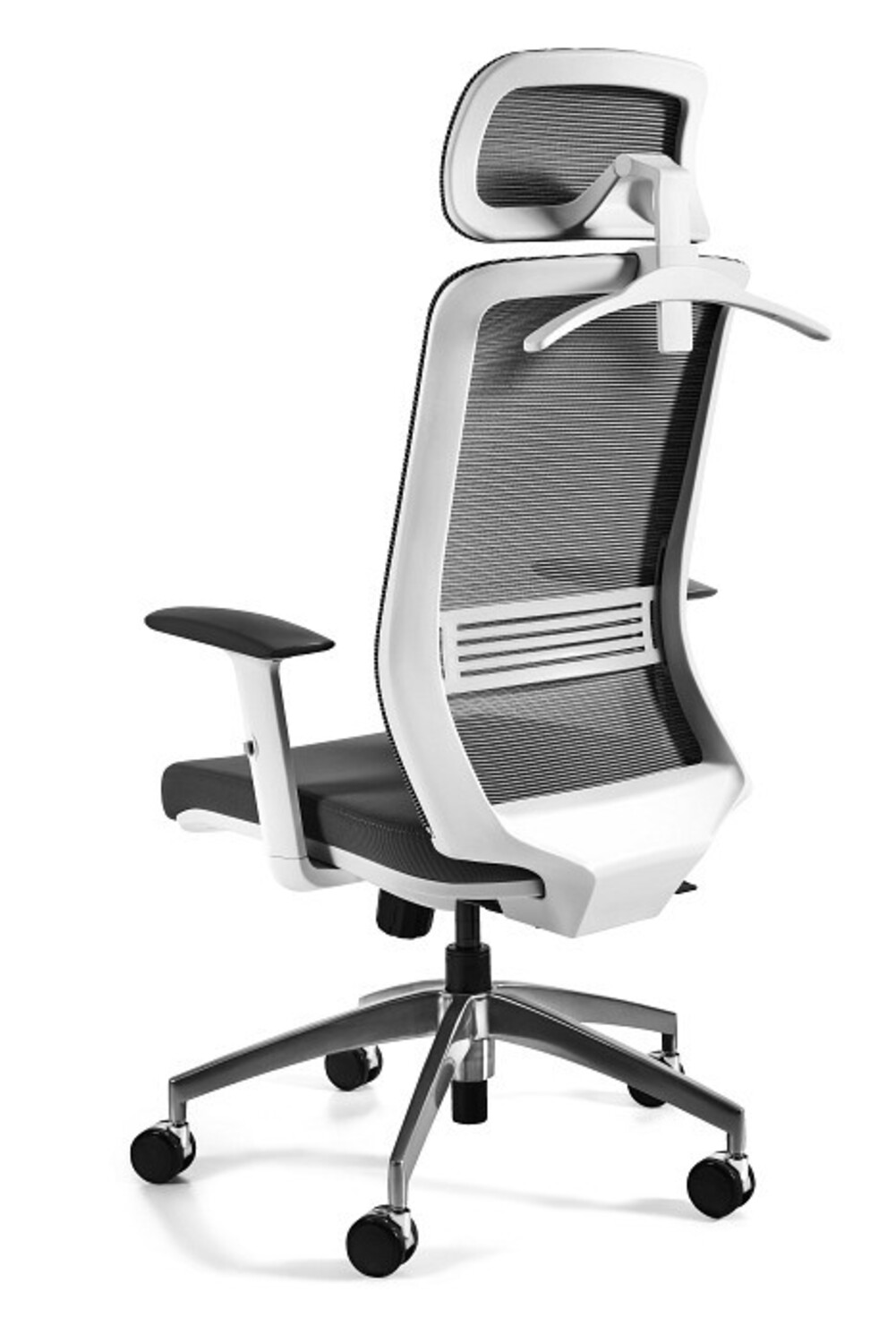 Ergonomiczne krzesło biurowe z białym stelażem, siatkowanym oparciem i zagłówkiem.